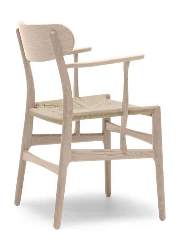 CH26 Stuhl aus Eiche geseift mit Natur Geflecht Sitzfläche von Carl Hansen & Søn.